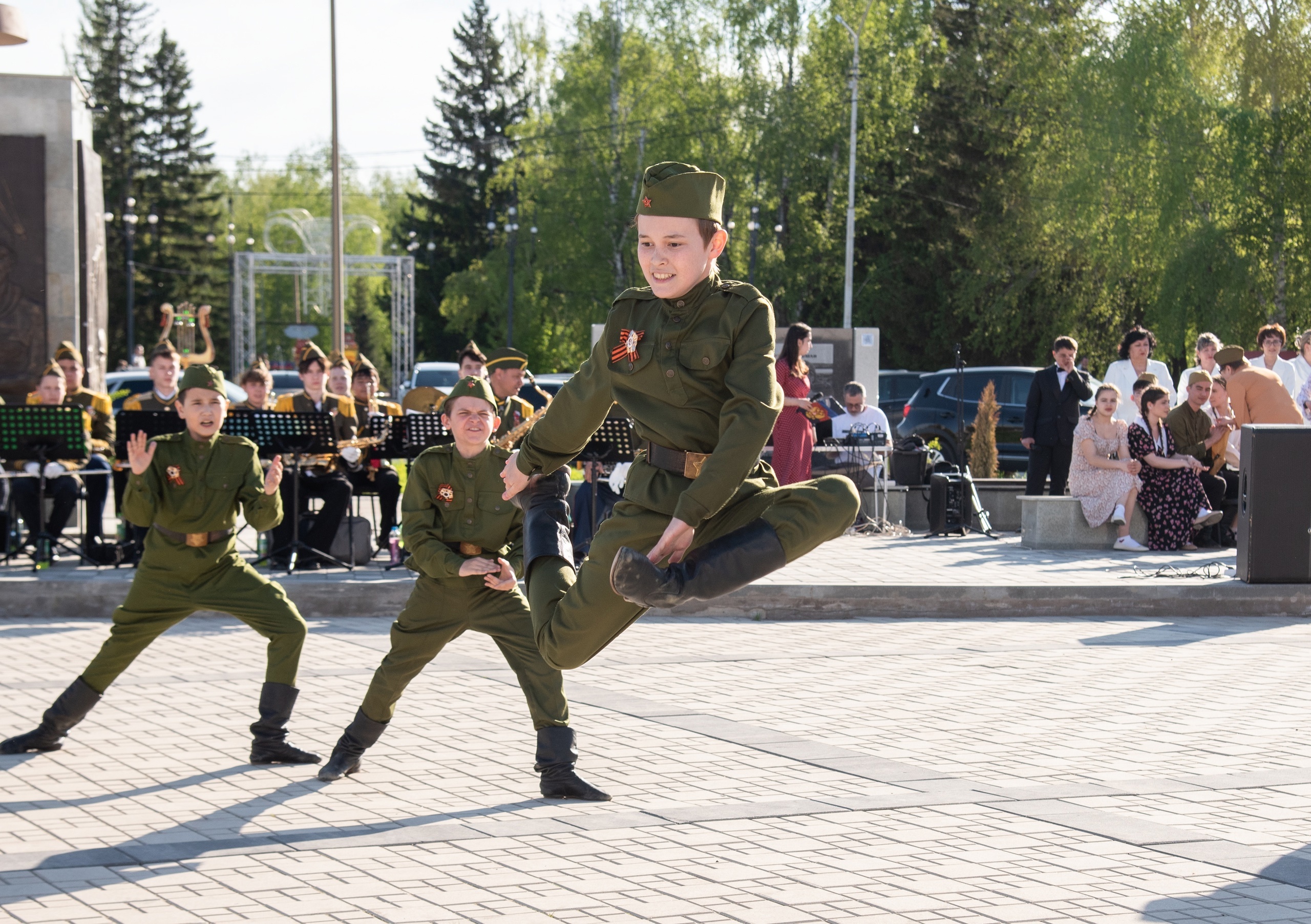 Туймазы ҡалаһы Октябрь майҙанында "Еңеү Вальсы" Бөтә Рәсәй акцияһы үтте