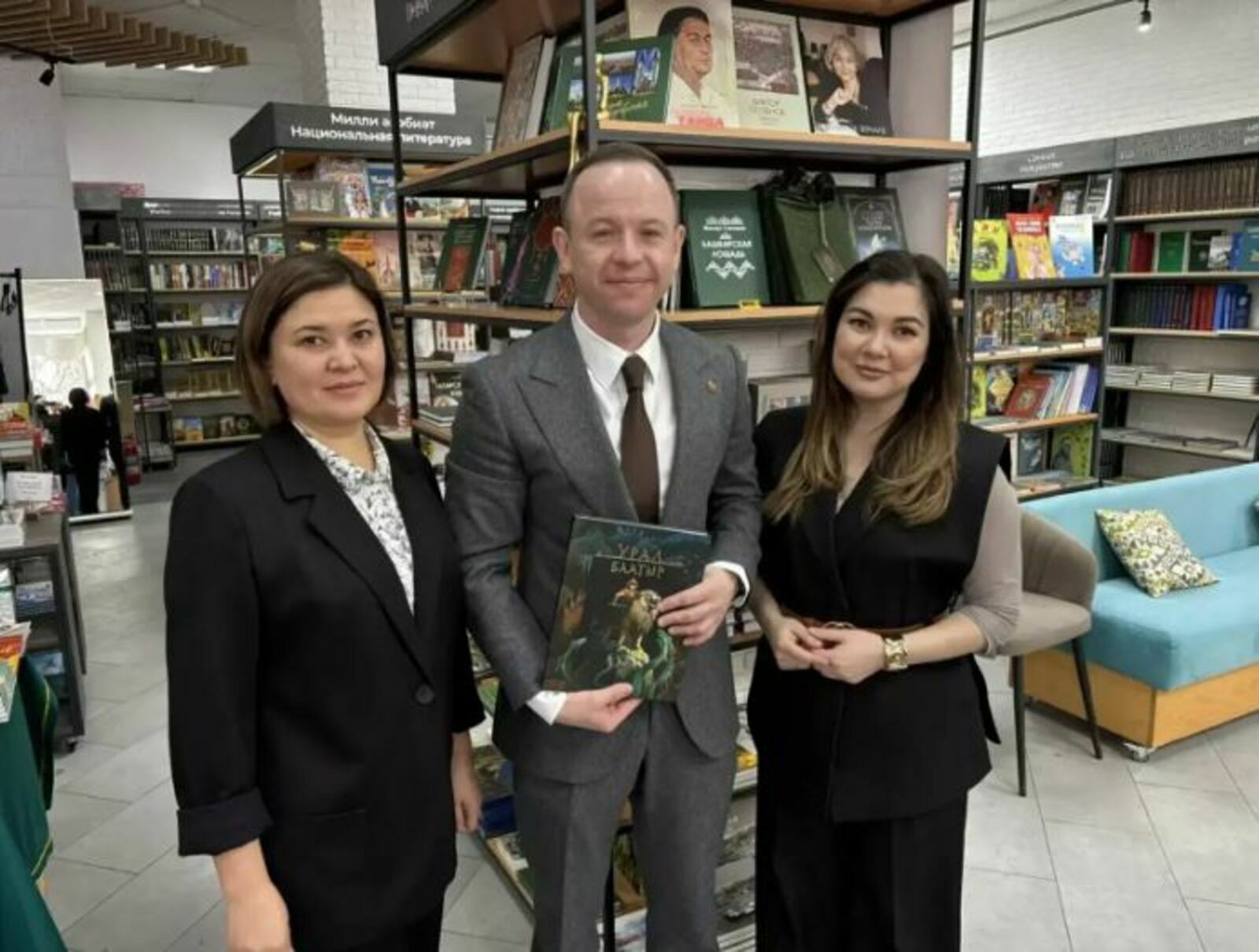 Зампред правительства Челябинской области оценил книжные новинки Башкирии