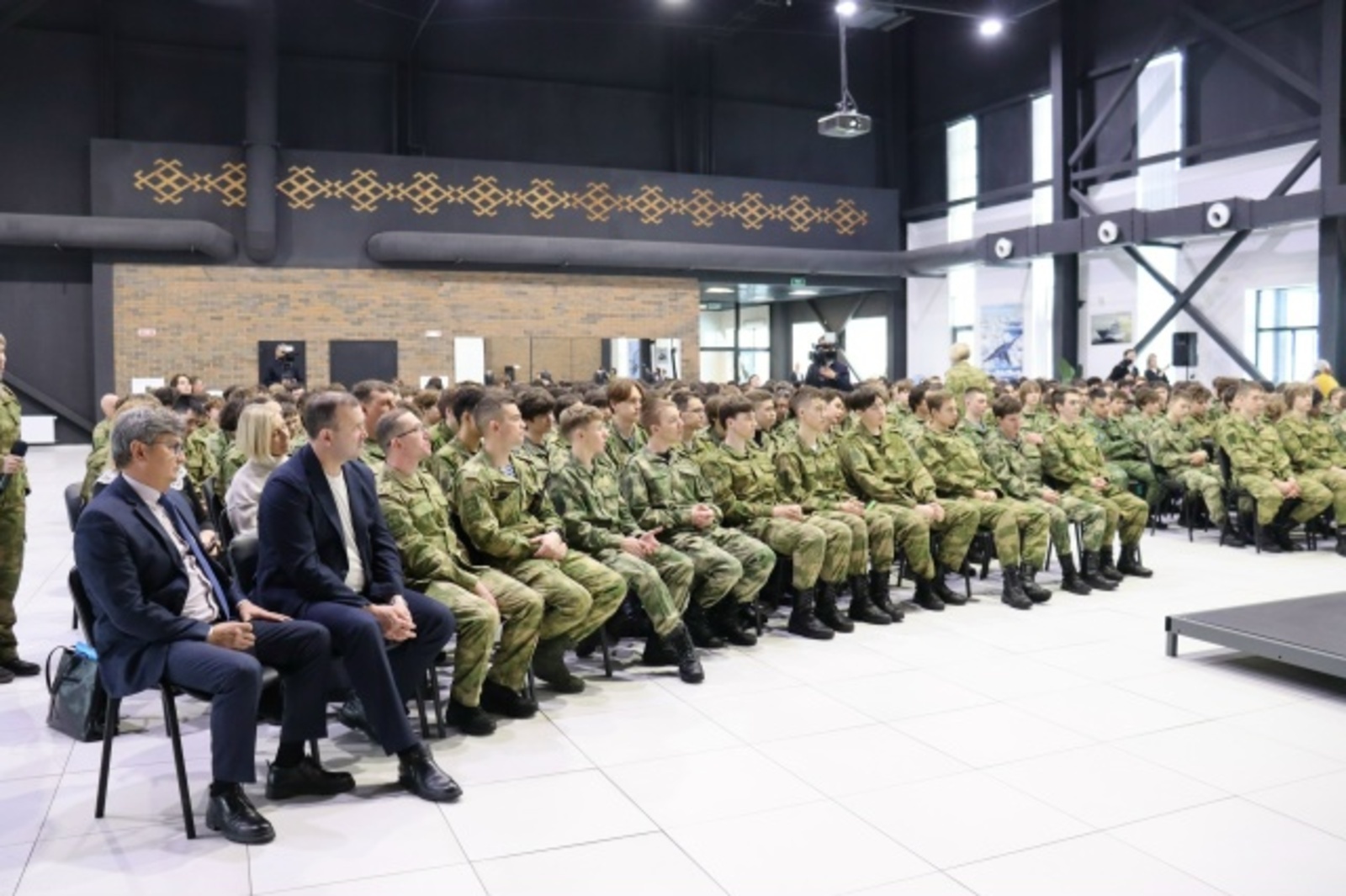 Радий Хабиров встретился с участниками учебных сборов в парке «Патриот»