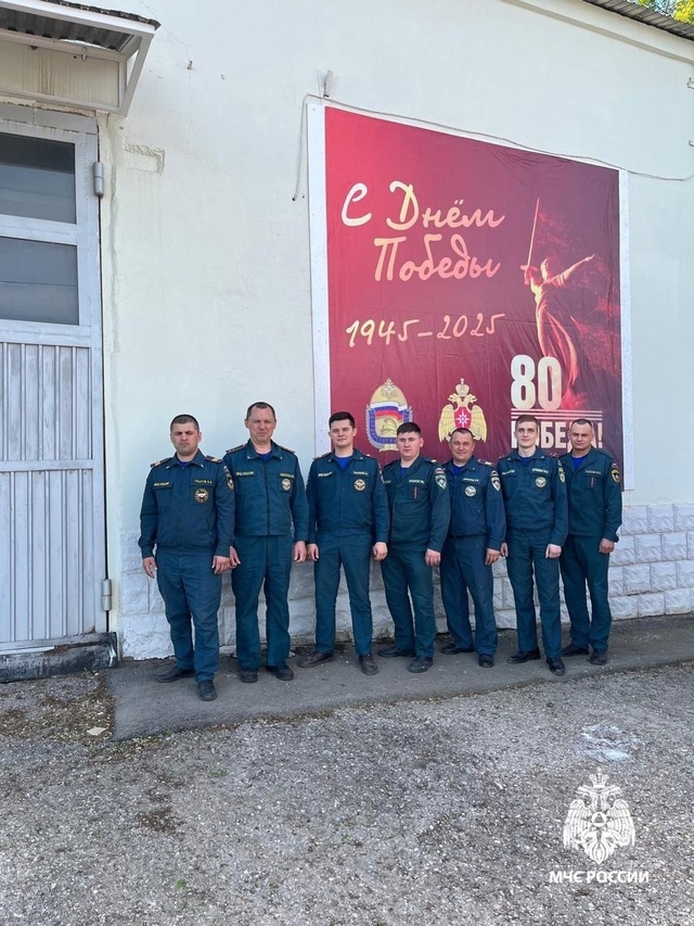 Октябрьский ҡотҡарыусылары янғын һүндереү часын байрам баннеры менән биҙәне