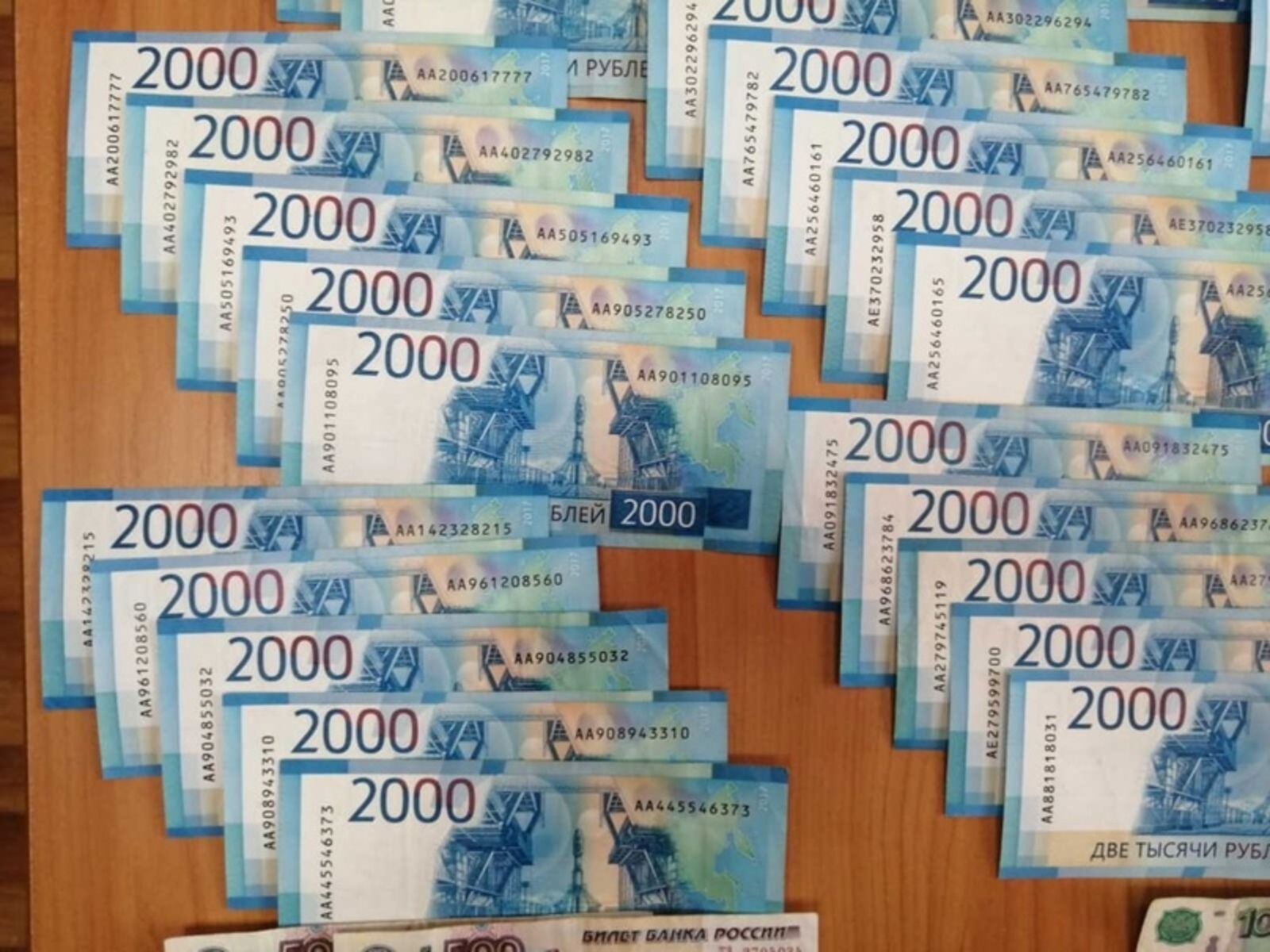 16-летний студент забирал деньги у обманутых пенсионеров и переводил их мошенник